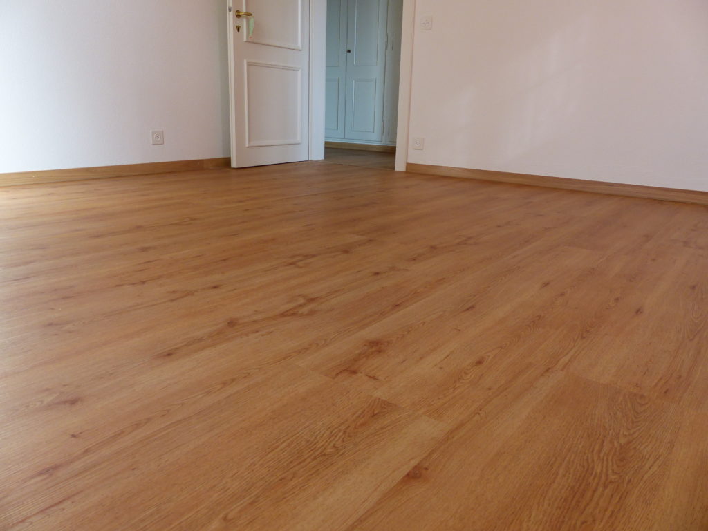 Vinyle HDF-liège chêne naturel posé sur support ragréé, maison à Vers-chez-les-Blanc