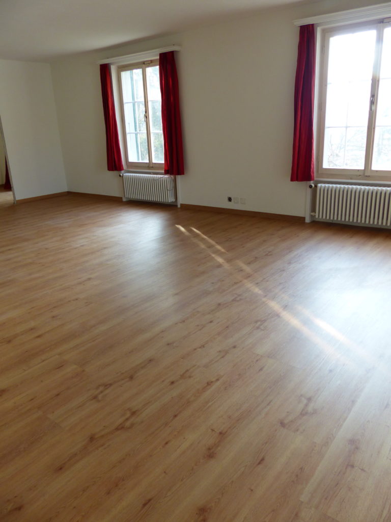 Sol vinyle HDF-liège chêne naturel dans une maison rénovée, Vers-chez-les-Blanc