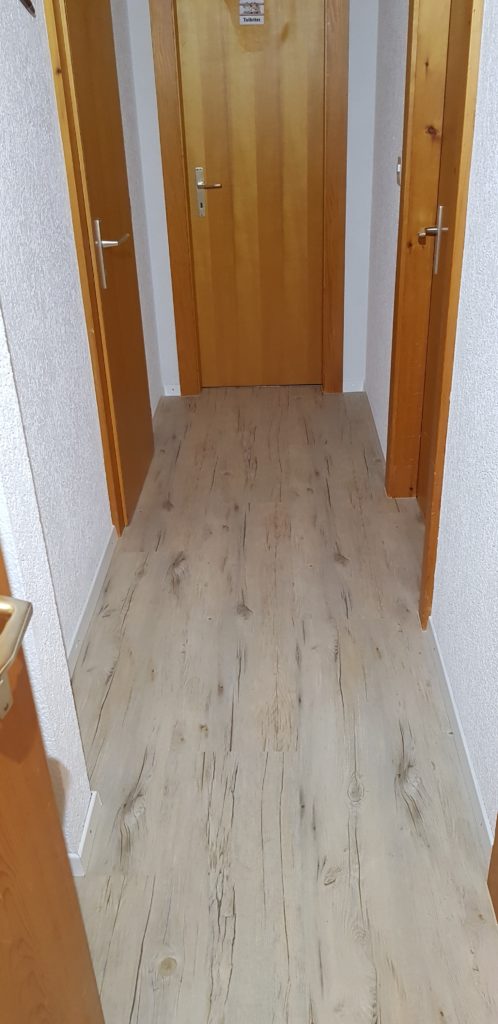 Couloir en vinyle HDF-liège pin de montagne grisé, chalet familial à Gryon