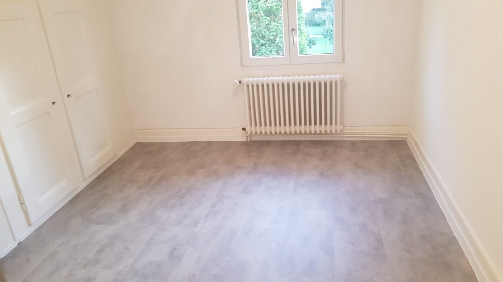 Chambre en vinyle HDF-liège hydro décor minéral, appartement à Épalinges
