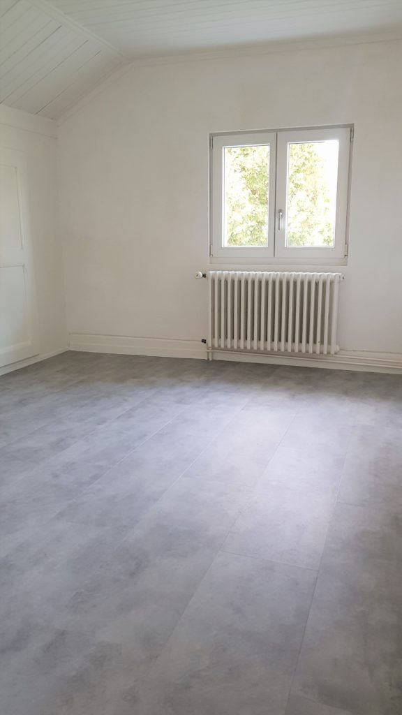 Sol vinyle HDF-liège hydro avec isolation acoustique dans une chambre, Épalinges