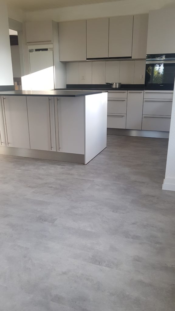 Sol vinyle HDF-liège hydro aspect carrelage dans une cuisine, Épalinges