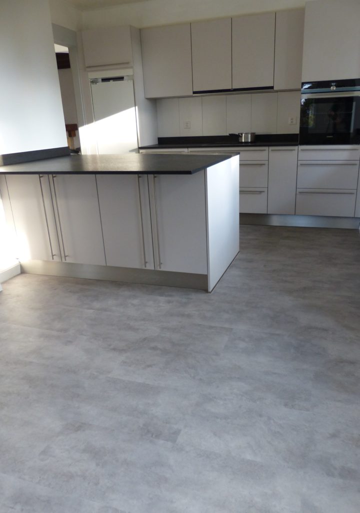 Cuisine rénovée en vinyle HDF-liège hydro résistant à l'eau, appartement à Épalinges