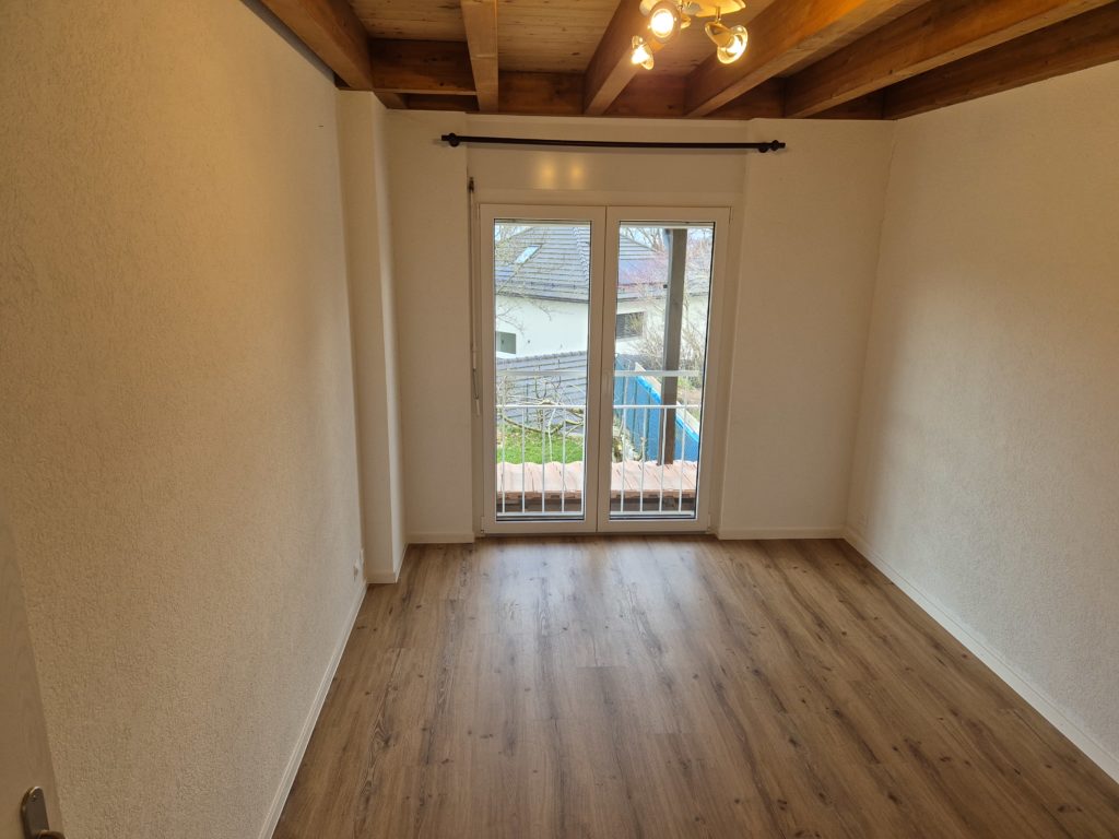 Sol vinyle HDF-liège dans une chambre de villa, région Lausanne