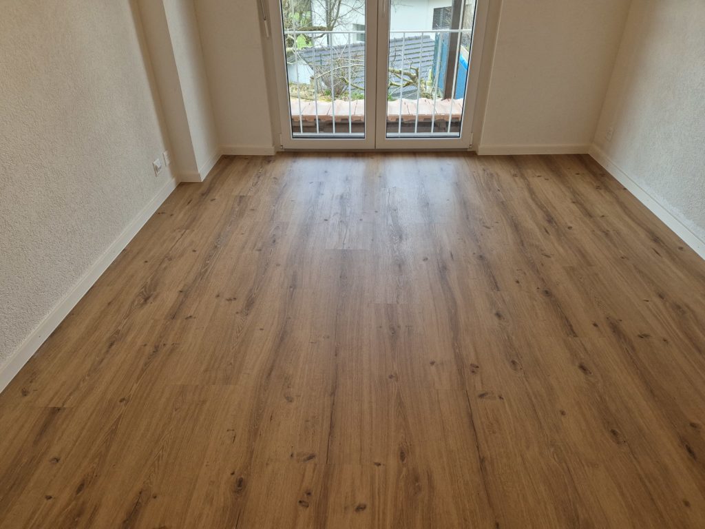 Vinyle décor chêne posé dans une chambre, villa près de Lausanne