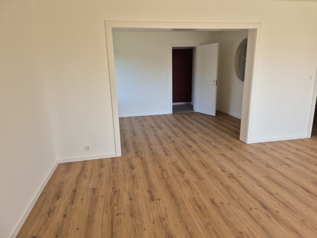 Nouveau sol vinyle HDF-liège dans un logement rénové, Echichens