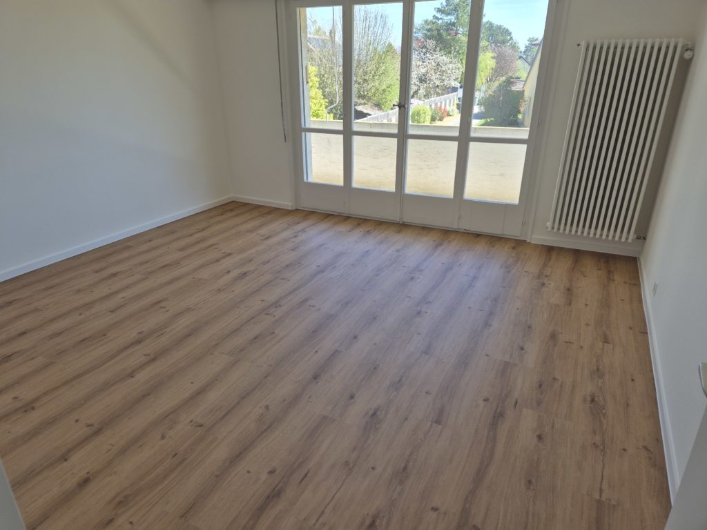 Vinyle HDF-liège posé en recouvrement dans un immeuble familial, Echichens