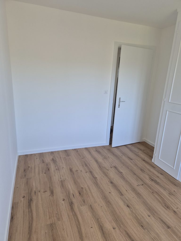 Sol vinyle HDF-liège dans un appartement rénové, Echichens