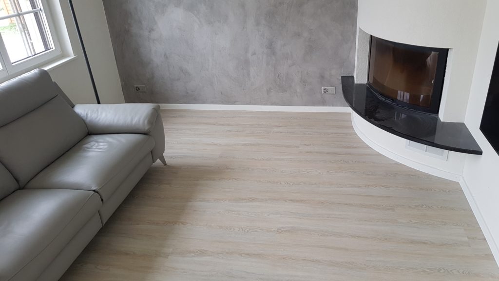 Sol vinyle HDF-liège chêne blanchi à la chaux dans un salon, villa familiale à Ferlens