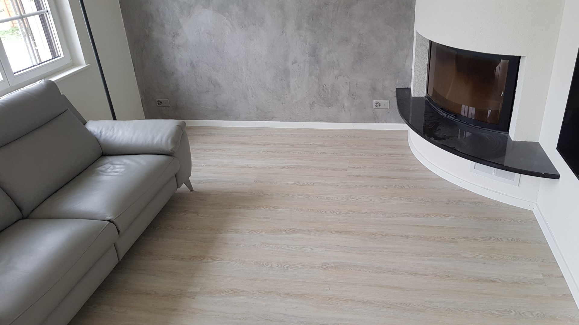 Sol vinyle HDF-liège chêne blanchi à la chaux dans un salon, villa familiale à Ferlens