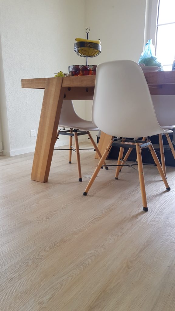 Salle à manger en vinyle HDF-liège chêne blanchi à la chaux, villa à Ferlens