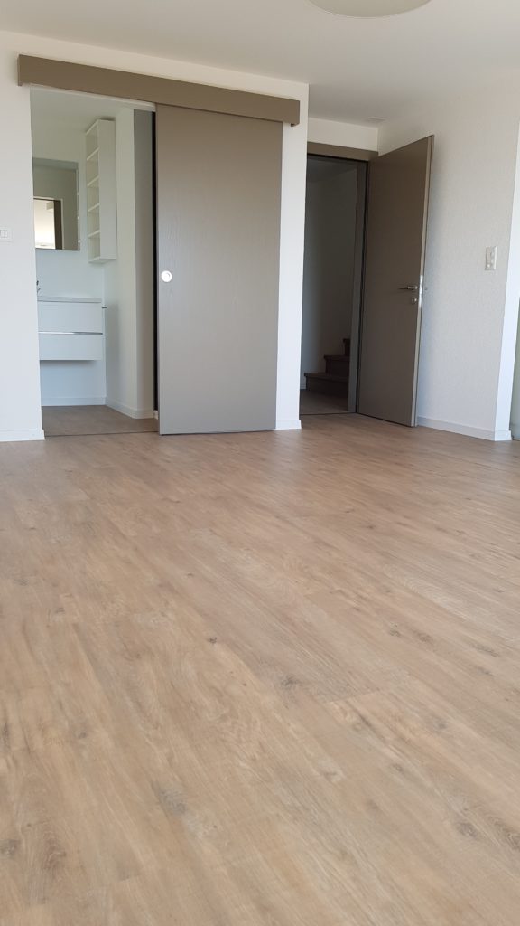Vinyle HDF-liège décor chêne rouge chaulé dans une pièce de villa, Blonay