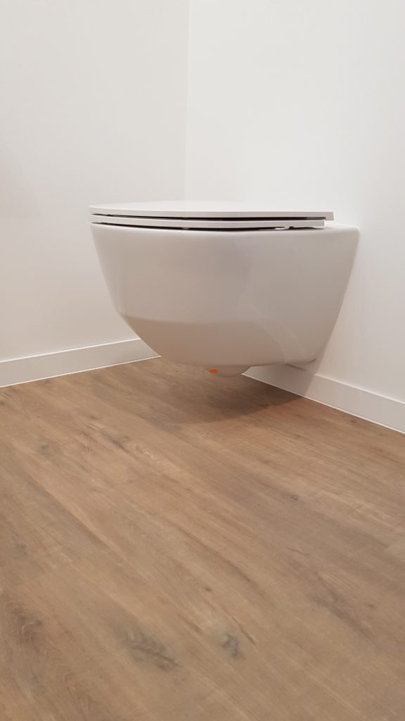Toilettes avec revêtement vinyle HDF-liège décor chêne rouge chaulé, villa Blonay