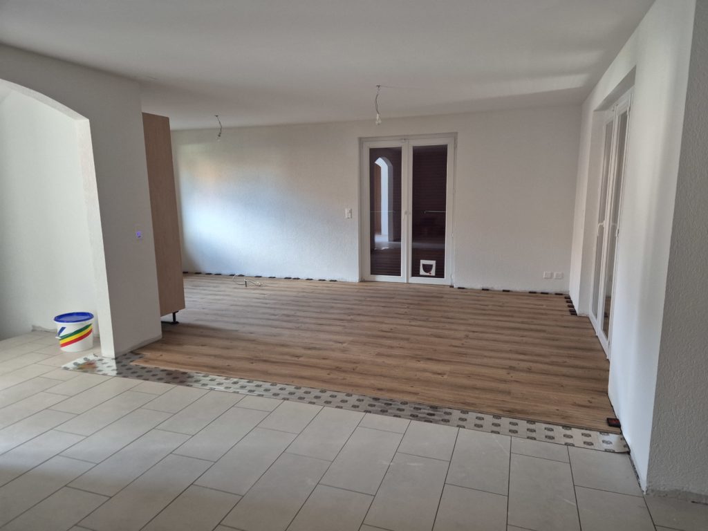 Pièce à vivre en vinyle HDF-liège décor chêne brun, maison à Etagnières