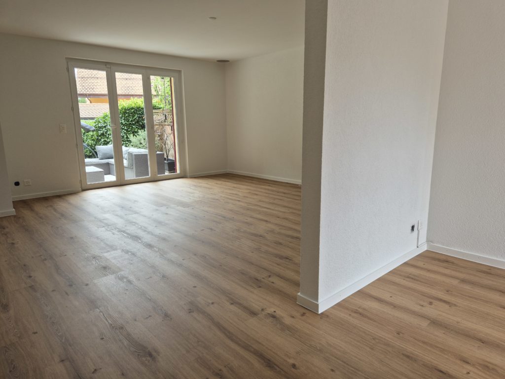 Sol vinyle HDF-liège chêne brun au rez-de-chaussée d'une maison, Etagnières