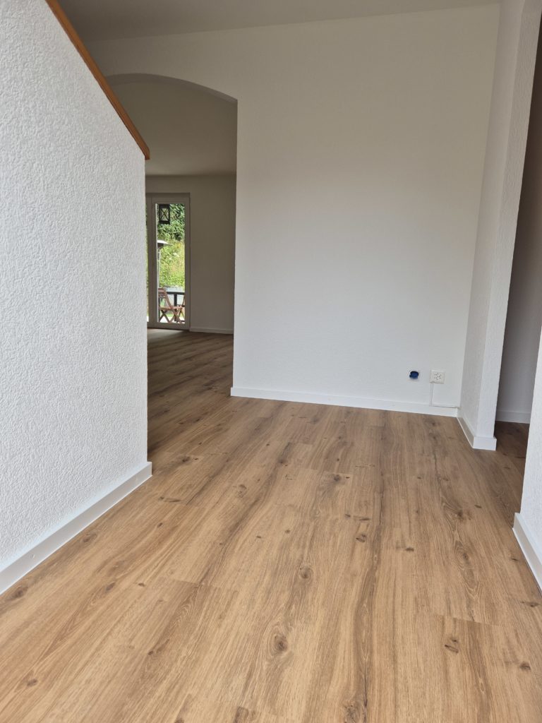 Vinyle HDF-liège décor chêne brun avec finition plinthes soignée, maison à Etagnières