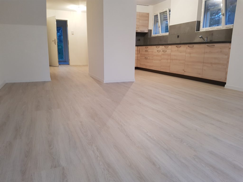 Vinyle HDF-liège décor chêne chaulé dans un logement locatif, Lausanne