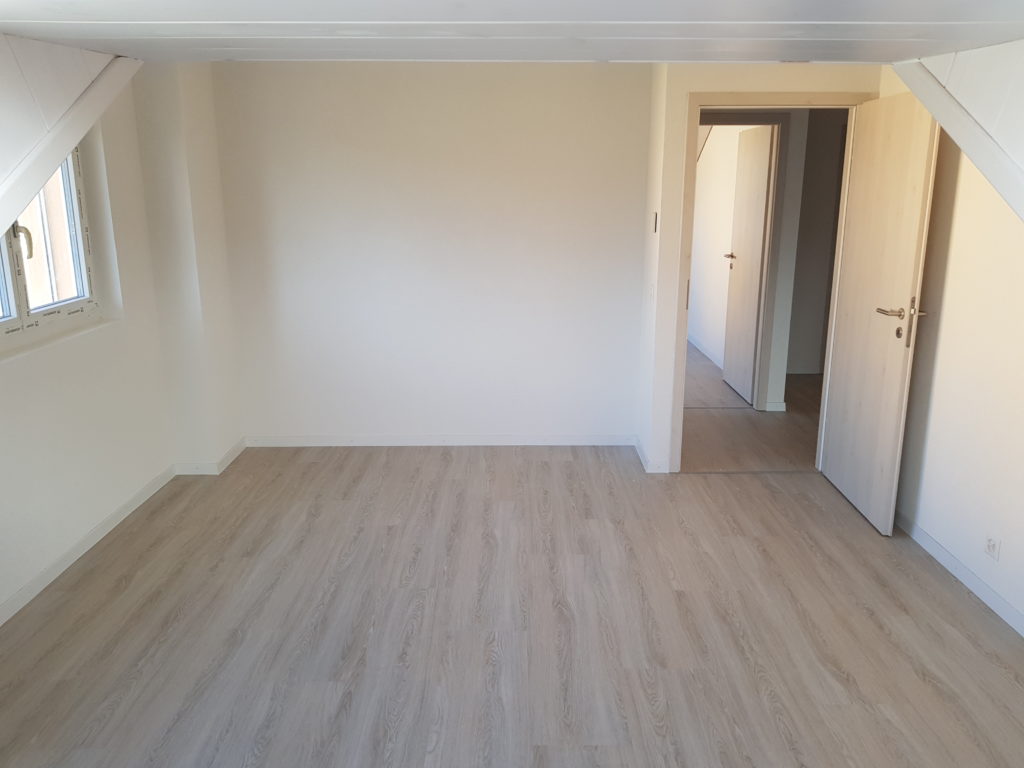 Sol vinyle HDF-liège chêne blanchi à la chaux dans un appartement neuf, Lausanne